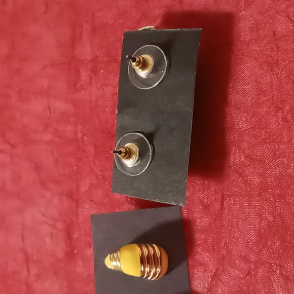 Vintage gold tone & red enamel knots and gold ,yellow half stud hoop earrings - Picture 6 of 8